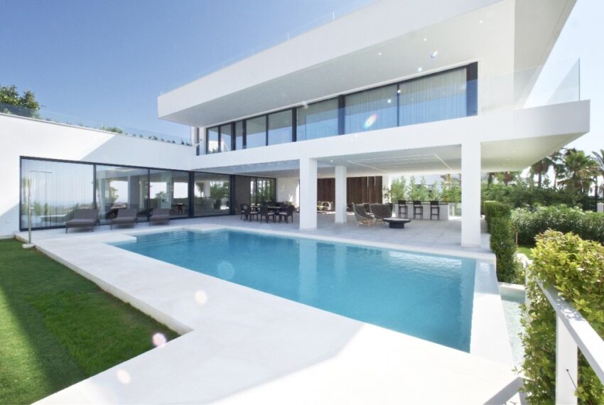 Ready to move in...! Contemporary design in gated villa complex in Benahavis!
