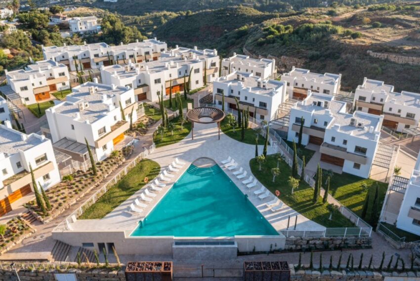 READY TO MOVE IN...! Modern townhouses by the scenic route between Mijas and Benalmadena